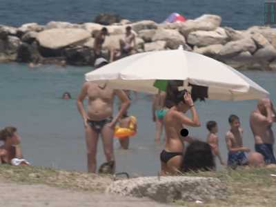 Continuiamo la passeggiata. Tra un ombrellone e l'altro fanno capolino alcune donne in topless, evidentemente straniere: difficilmente infatti le baresi si �svestono in pubblico� o perlomeno se lo fanno scelgono luoghi pi� appartati
